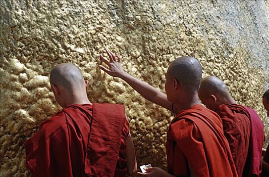 僧侣,金箔,金岩石佛塔,缅甸