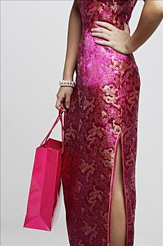 局部,女人,穿,粉色,旗袍,拿着,购物袋