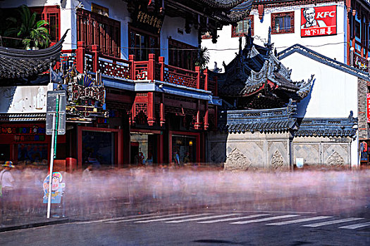 节日上海城隍庙游客众多