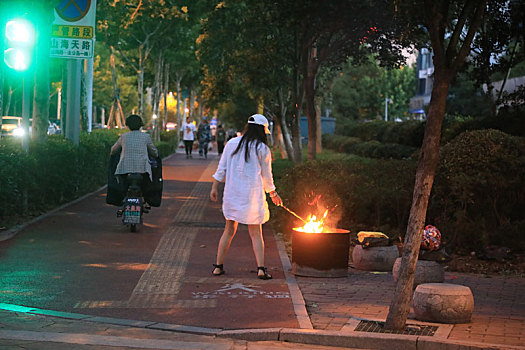 山东省日照市,移动式,银行,上岗十字路口,被市民称为祭祀神器