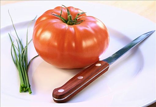 西红柿,细香葱,刀,盘子