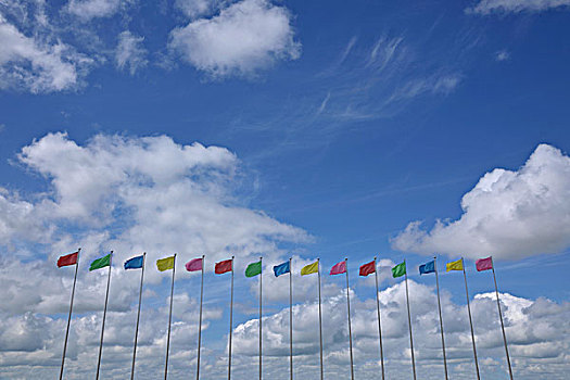 内蒙古呼伦贝尔满洲里俄罗斯套娃广场上的旗帜