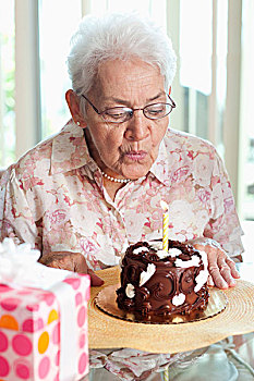 老年,女人,吹灭,蜡烛,生日蛋糕