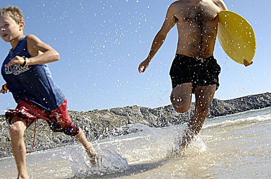 海滩,水,父亲,男孩,板,男人,30-40岁,父母,父爱,孩子,儿子,8-12岁,衬衫,短裤,泳衣,有趣,夏天,户外,度假,休闲,移动