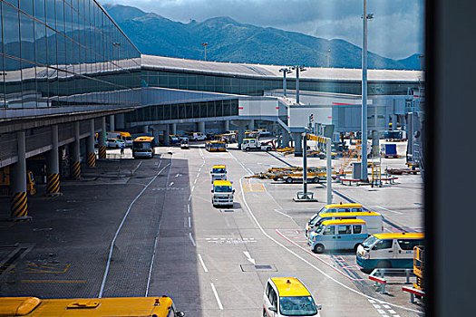 国外渡假旅行,多台飞机在停机坪上,还有多部工程车