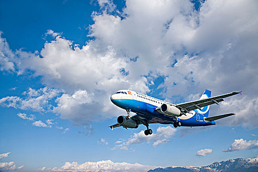重庆航空的飞机正降落重庆江北机场