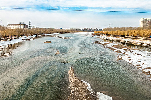 冰雪融化的中国长春伊通河景观