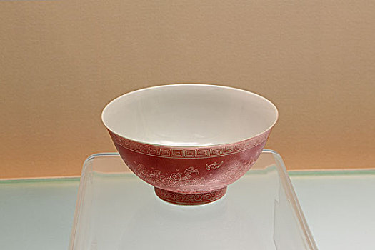 胭脂红釉珐琅彩碗,清朝乾隆年