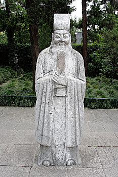 浙江杭州岳飞陵墓前的古代大臣塑像