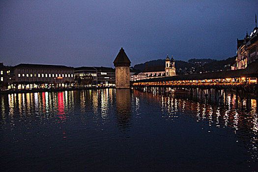 瑞士流森罗伊斯河卡贝尔桥和八角塔