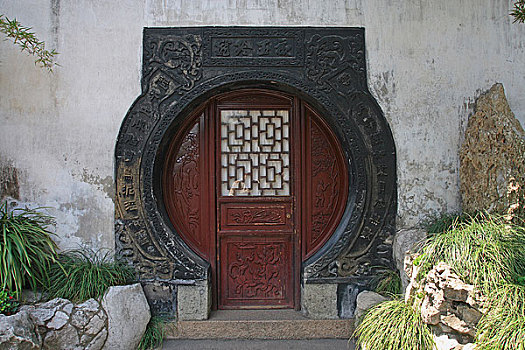上海豫园古典园林衬玉玲珑门