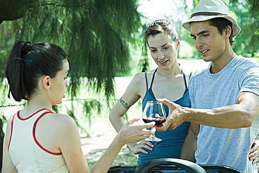 男人,递给,少女,葡萄酒杯,野餐