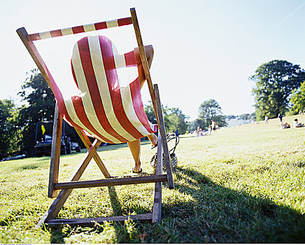 人,草坪椅,汉普斯泰德石南园,北伦敦,英格兰