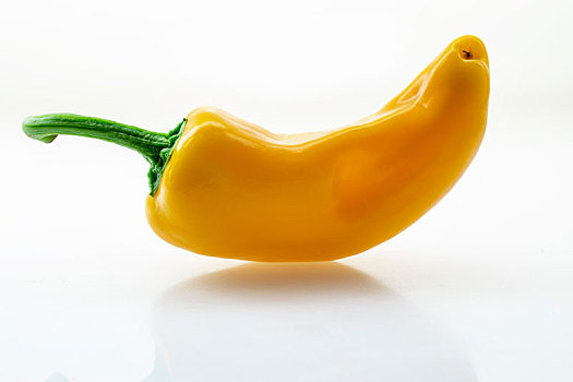 黄色的新鲜甜椒在白色的背景