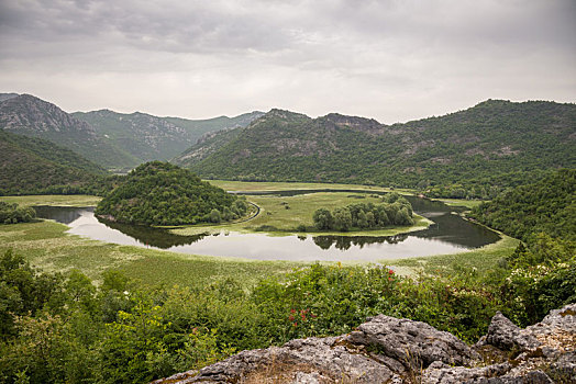 湖,黑山