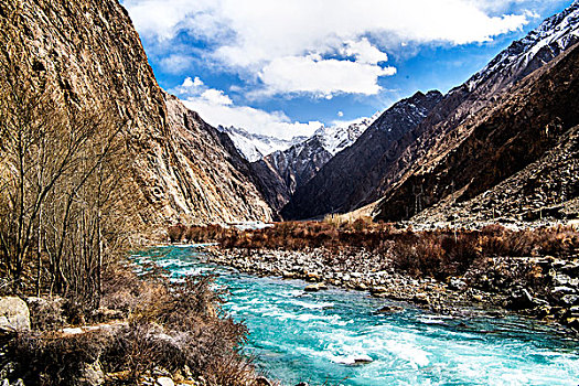 新疆,石山,河流,雪山,蓝天,白云