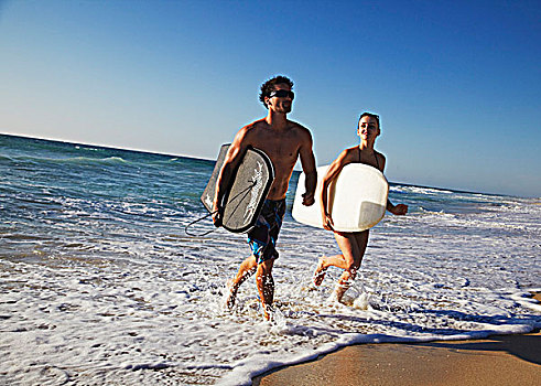 年轻,情侣,跑,室外,海洋,冲浪趴板,布莱顿,海滩,佩思,西澳大利亚,澳大利亚