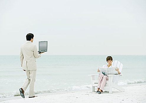 坐,女人,读报,海滩,商务人士,笔记本电脑
