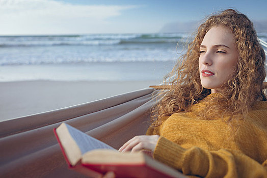 女人,拿着,书本,躺着,吊床,海滩