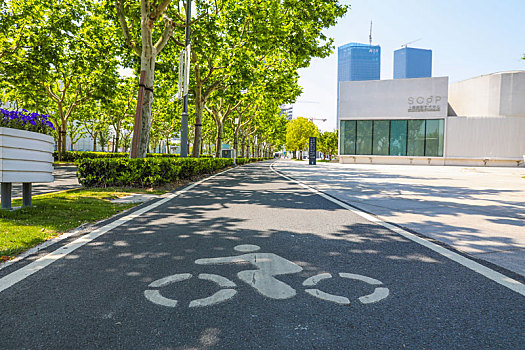 城市安静宽敞的自行车道