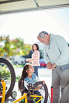 爷爷,孙女,充气,自行车胎