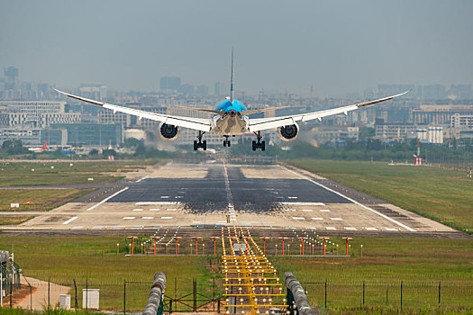 荷兰航空公司波音777降落在成都双流机场跑道