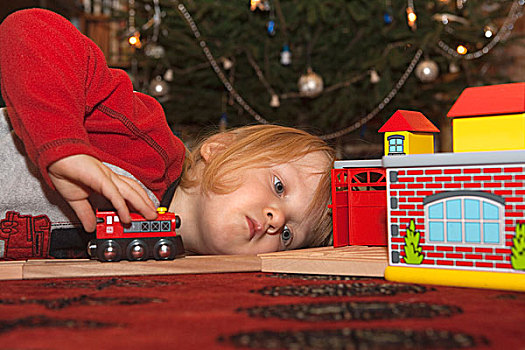 男孩,玩,玩具,正面,圣诞节,树