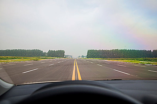 车辆驾驶席视野以及空旷的马路