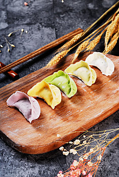 五彩颜色蔬菜汁皮做的饺子