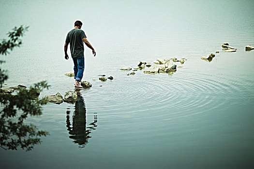 一个,男人,走,赤足,垫脚石,岸边,湖
