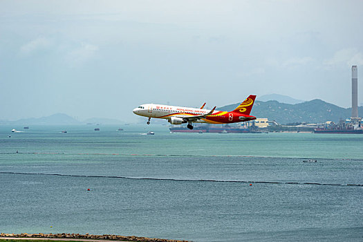 一架香港航空的客机正降落在香港国际机场