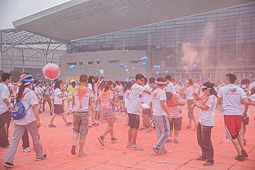 2014年5月24日,重庆博览中心,彩跑,中的年青人