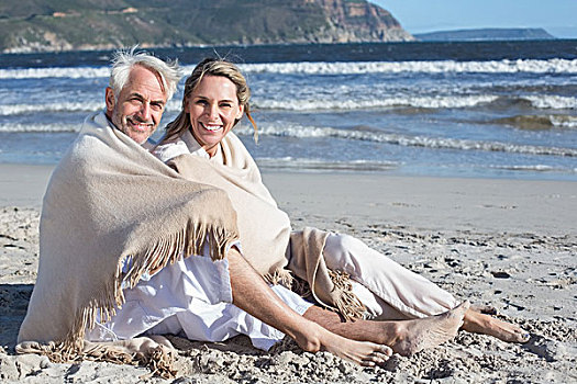 微笑,坐,夫妇,海滩,毯子