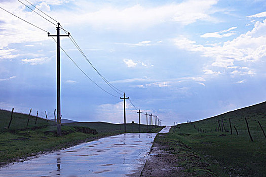 一条延伸的道路穿过草原