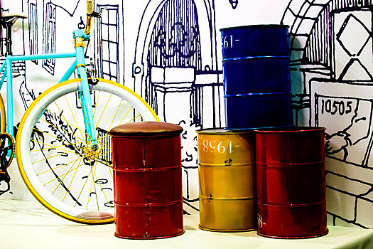 速写画前的彩色油漆桶与自行车
