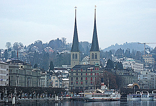 瑞士卢塞恩,又名琉森,罗伊斯河畔庄严的双尖顶耶稣会大教堂