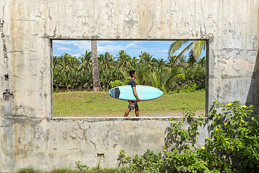 冲浪,看,窗户,废弃,建筑,菲律宾