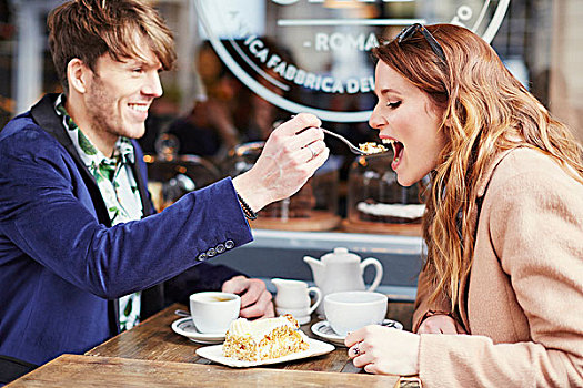 男人,喂食,蛋糕,女朋友,街边咖啡厅,伦敦,英国
