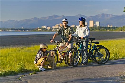 家庭,伙伴,骑,自行车,沿岸,小路,阿拉斯加,夏天