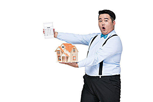拿着计算器和房子模型的肥胖青年男子