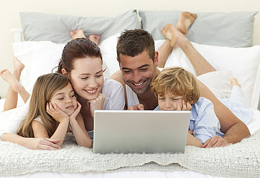 家庭,床上,笔记本电脑