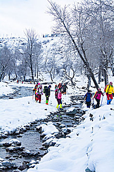 冬天雪地徒步的人群