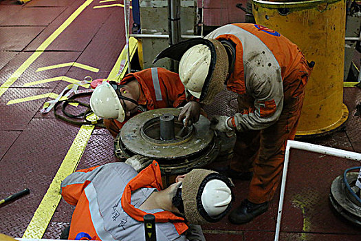 海油员工现场工作照
