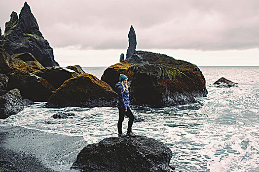 侧面视角,中年,女人,站立,石头,海岸线,向外看,海洋,冰岛
