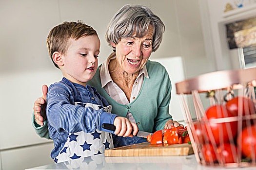 老年,女人,帮助,孙子,切片,西红柿,厨房操作台