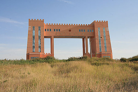 甘肃中国地名最长的地方,那然色布斯台音布拉格,总共10个字,它位于甘肃省的最北边,中国与蒙古国的边界上