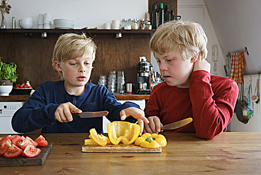 男孩,协助,兄弟,柿子椒,桌子,厨房