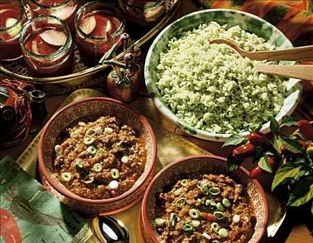 两个,碗,墨西哥辣味牛肉末,青椒,米饭