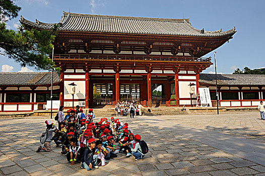 幼儿园,孩子,坐,等待,有序,态度,正面,庙宇,大门,房子,奈良,日本,亚洲