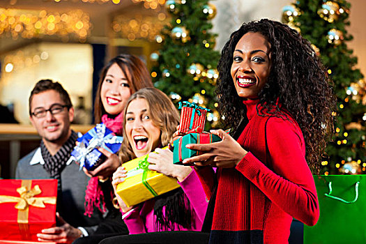 不同,群体,四个人,白人,黑色,亚洲人,坐,圣诞礼物,包,购物中心,正面,圣诞树,小玩意